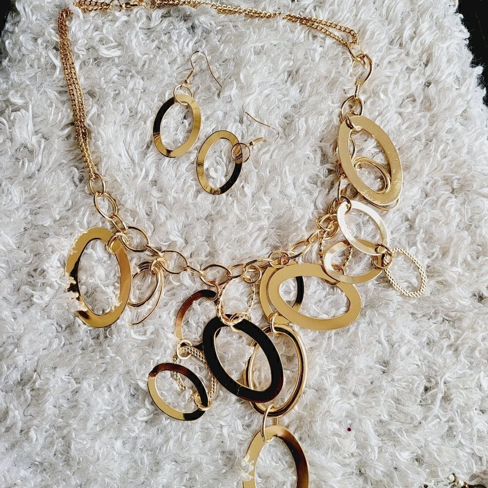 New Boutique gold tone eye catching Oval shapped with matching earrings - Picture 3 of 5